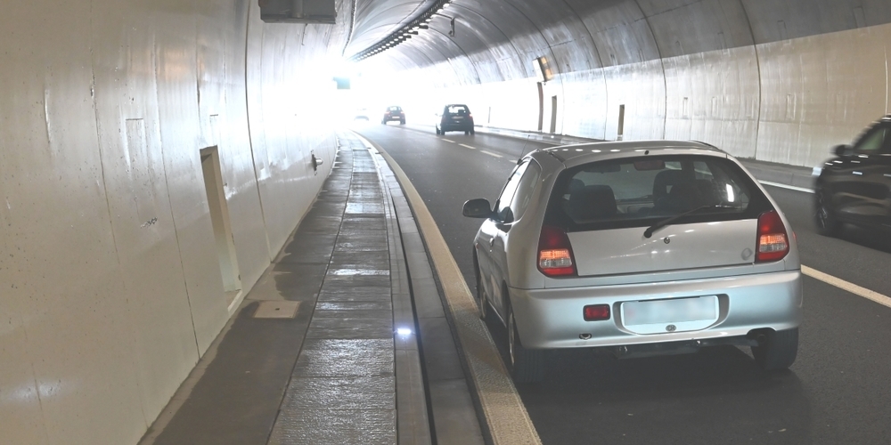In Uznach prallte dieses Auto beim Ausweichen in den linken Randstein des Uznabergtunnels. Dabei entstand dreistelliger Sachschaden.