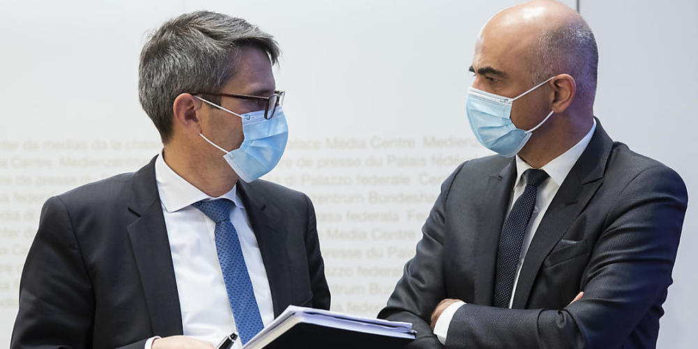 Gesundheitsminister Alain Berset (rechts) und Lukas Engelberger, Präsident der Konferenz der kantonalen Gesundheitsdirektorinnen und -direktoren (GDK), sind sich nicht einig darüber, wer bei einer allfälligen künftigen Explosion der Corona-Infekti...