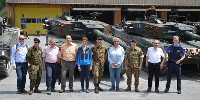Der Thurgauer Regierungsrat beim Mech Bat 14 auf dem Panzerschiessplatz Wichlen Alp bei Elm (v.l.n.r.): Regierungsrat Walter Schönholzer, Oberst Gregor Kramer, Leiter Abteilung Armee beim Amt für Bevölkerungsschutz und Armee (ABA), Hans Peter Schmid, Leiter des ABA, Regierungsrat Urs Martin, Regierungspräsidentin Monika Knill, Major im Generalstab Sandro Keller, Kommandant des Mechanisierten Bataillons 14, Regierungsrätin Cornelia Komposch, Brigadier Gregor Metzler, Kommandant Mechanisierte Brigade 11, Staatschreiber Paul Roth und Ueli Gloor, Vize-Kommandant der Kantonspolizei Thurgau.