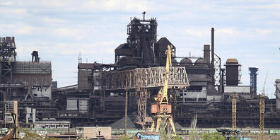 Blick auf das Stahlwerk Azovstal in Mariupol. In der ukrainischen Hafenstadt haben sich russischen Angaben zufolge seit Wochenbeginn über 950 ukrainische Kämpfer aus dem belagerten Werk ergeben. Foto: Alexei Alexandrov/AP/dpa