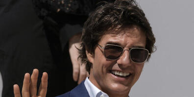 Tom Cruise winkt bei seiner Ankunft zum Fototermin für den Film «Top Gun: Maverick» bei den 75. Internationalen Filmfestspielen. Foto: Petros Giannakouris/AP/dpa