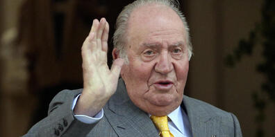 ARCHIV - Juan Carlos, ehemaliger König von Spanien, kommt in die Diplomatische Akademie Chiles und winkt. Foto: Esteban Felix/AP/dpa