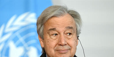 Antonio Guterres, Generalsekretär der Vereinten Nationen, hört zu bei einer gemeinsamen Pressekonferenz mit dem österreichischen Bundespräsidenten Bellen. Foto: Roland Schlager/APA/dpa