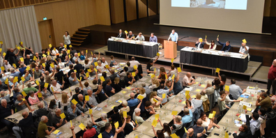 Vier Anträgen zugestimmt: Die Melser Stimmbürgerschaft während der Versammlung im «Verrucano».