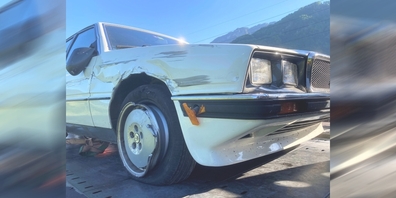 Ein Sattelmotorfahrzeug kollidierte bei einem Überholmanöver seitwärts mit diesem Personenwagen, der in der Folge gegen die Leitplanke prallte.