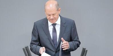 Deutschlands Bundeskanzler Olaf Scholz (SPD) gibt im Bundestag eine Regierungserklärung ab. Scholz hat am Donnerstag in Berlin die Lieferungen schwerer Waffen an die Ukraine gegen Kritik in der Bevölkerung und aus der Politik verteidigt. Foto: Kay...