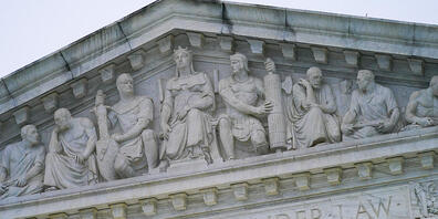 Das Gebäude des Obersten Gerichtshofs in Washington. Angesichts der aufgeheizten Abtreibungsdebatte in den USA verschärft die Regierung den Schutz für die Richter am Obersten Gerichtshof des Landes. Das teilte der Justizministerium am Mittwochaben...