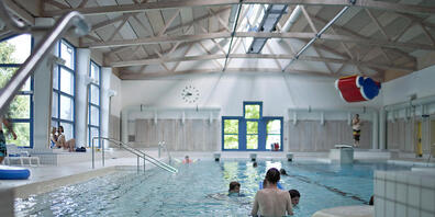 Das Hallenbad Rheinau muss saniert werden - der Kanton Zürich unterstützt dies: Es sei das einzige öffentliche Hallenbad im Bezirk Andelfingen.