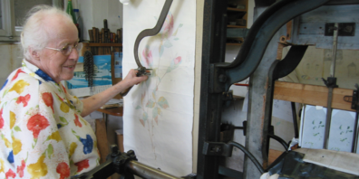 Als Letzte ihres Fachs sass Lina Bischofberger, Reute, jahrzehntelang an ihrer nostalgischen Handstickmaschine, die heute im Appenzeller Volkskundemuseum in Stein nach wie vor zu Ehren kommt.