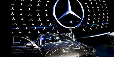 Der Autobauer Mercedes will in Zukunft mit dem Verkauf teurer und luxuriöser Autos wachsen. Im Fokus stehen die Marke Maybach, die Sportwagentochter AMG sowie die S- und G-Klasse.(Archivbild)