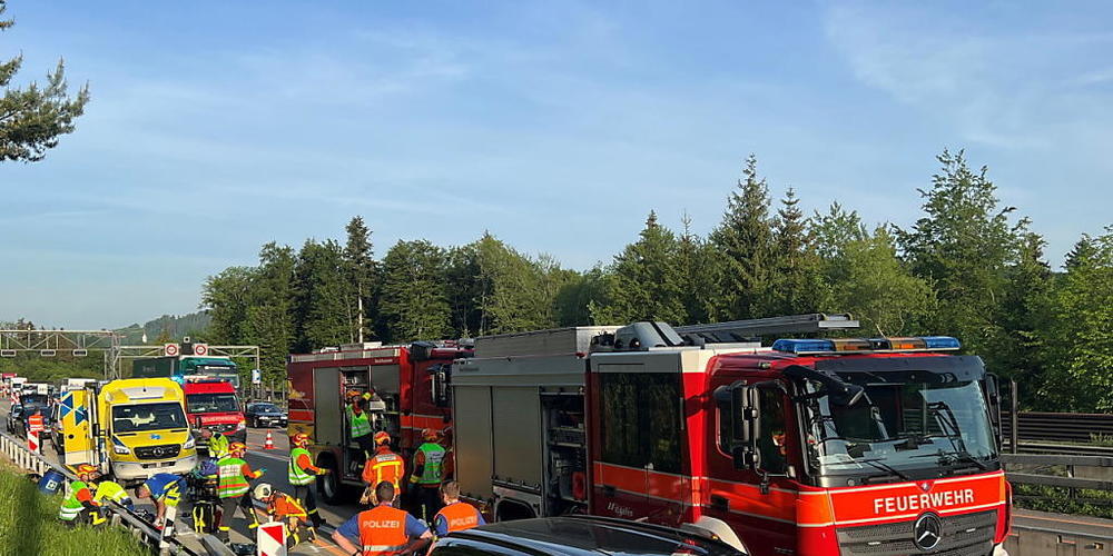 Der verletzte Töfffahrer wurde vom Rettungsdienst betreut und ins Spital gebracht.