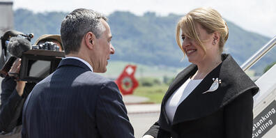 Bundespräsident Ignazio Cassis begrüsst die slowakische Präsidentin Zuzana &#268;aputová am Flughafen Bern-Belp.