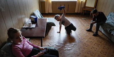 Kinder aus der Separatistenrepublik Donezk spielen in einem Übergangszentrum in Novocherkask in Russland. Nach Auskunft des russischen Verteidigungsministeriums sind 230'000 Kinder aus den umkämpften Separatistengebieten in der Ukraine nach Russla...