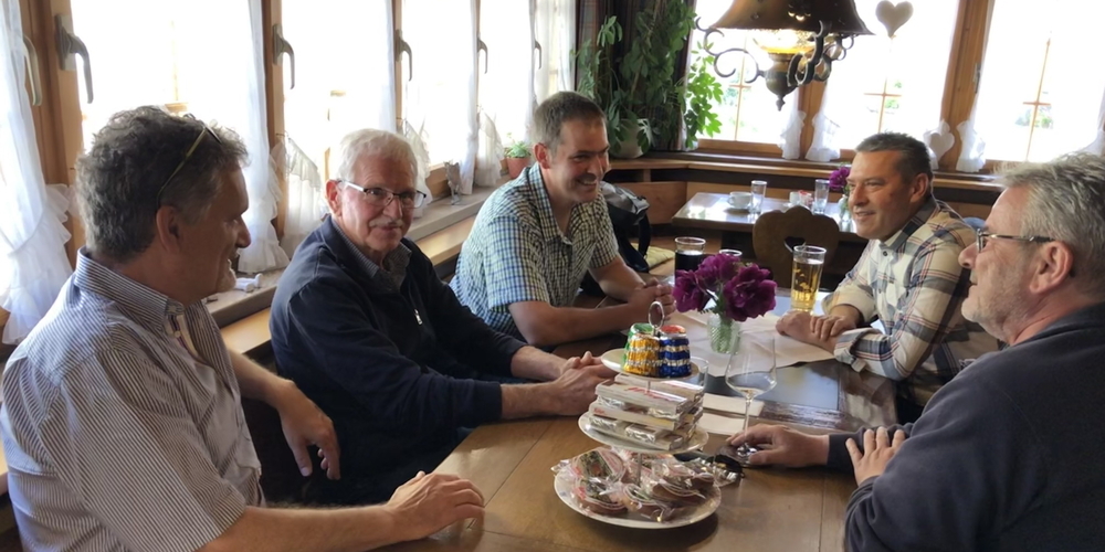 Lukas Bösch (dritter von links) und Toni Thoma (zweiter von rechts) bei der Tour de Neckertal im Restaurant Freihof, Dicken.