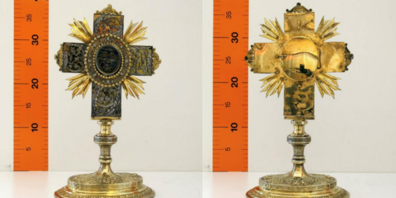 Das vergoldete und mit Silberornamenten ausgestattete Wettersegenkreuz ist 45 Zentimeter hoch und wiegt um die 0,8 Kilogramm