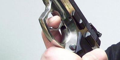 Der Tankstellenräuber bedrohte die Angestellte in der Tankstelle mit einer Pistole