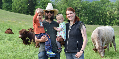 Auf Du und Du mit der Herde: Martin und Marianne Betschart mit ihren Kindern Thorwald und Feena respektieren die Tiere als wichtige Mitbewohner des heimischen Hofes. (Bild Johanna Mächler)