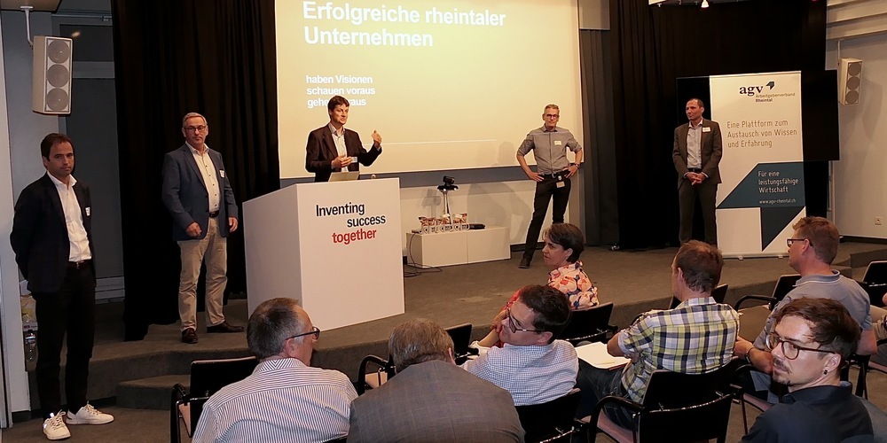 Experten hielten Kurzvorträge, ob Solarstrom auf Industrie- und Gewerbedächern wirtschaftlich sein kann: vl. Jens Breu, Philipp Egger, Christian Eisenhut, Peter Mayer und Alexander Stritz