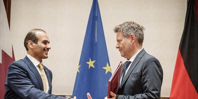dpatopbilder - Der Staatsminister für Energie in Katar, Saad Sherida Al-Kaabi (l), steht neben dem deutschen Bundesminister für Wirtschaft und Klimaschutz, Robert Habeck, bei der Unterzeichnung einer katarisch-deutschen Energiepartnerschaft. Die b...