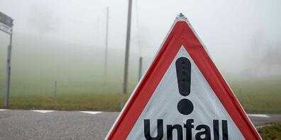 In Eggersriet wurde ein 18-Jähriger Fussgänger von einem Auto angefahren und leicht verletzt. (Symbolbild)