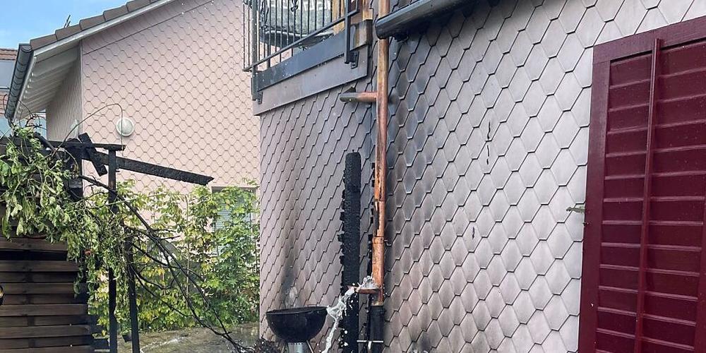 Eine Anwohnerin meldete das Feuer auf dem Sitzplatz des Einfamilienhauses in Aadorf. Der Brand griff schnell auf die Fassade und das Dach über. Es entstand ein Sachschaden von rund 100'000 Franken.