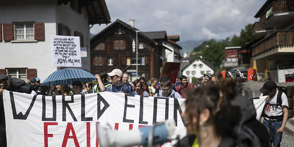 Die von "Strike-WEF" organisierte Klimawanderung von Küblis nach Klosters zog am Samstag rund 50 Demonstrierende nach Graubünden. Sie forderten mehr Klimagerechtigkeit und kritisierten das WEF.