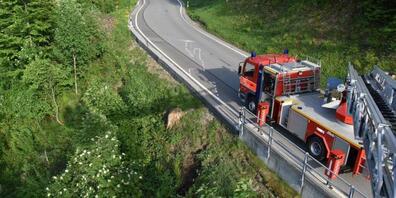 Bei einem Selbstunfall mit einem Motorrad ist in Trogen AR ein 52-Jähriger verletzt worden, als er mit seinem Fahrzeug rund zehn Meter in die Tiefe stürzte.