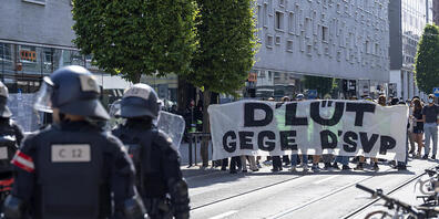 Die Polizei ging mit Gummischrot gegen Demonstranten der Gruppe Basel Nazifrei vor: Die Einsatzkräfte hielten die Demonstrierenden von einer SVP-Veranstaltung fern.