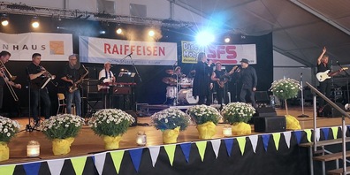 «Red Cube & Horns» rockten am Freitagabend das Festzelt