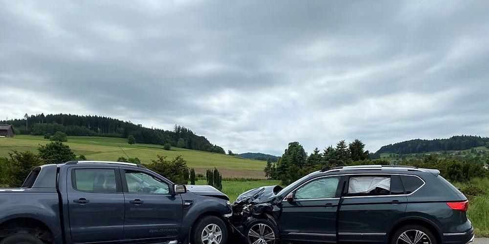Die zwei schweren Personenwagen nach der Frontalkollision in Busswil TG.