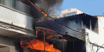 Das Restaurant «Why Not» in der Nähe des Ballermanns steht in Flammen. Nachdem die Polizei 13 deutsche Urlauber wegen mutmaßlicher Brandstiftung festgenommen hatte, bleiben diese vorerst hinter Gittern. Das berichteten die Zeitung «Diario de Mallo...
