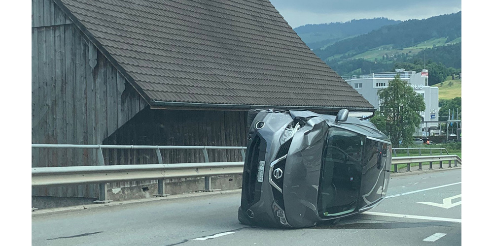 Gestern Nachmittag kolldierte eine Fahrzeuglenkerin mit ihrem Auto auf der Zürcherstrasse in Altendorf Richtung Pfäffikon gegen die Leitplanke. 