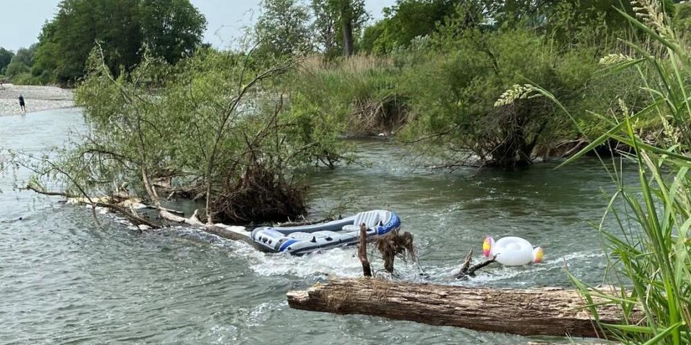 Nach dem Zusammenstoss mit einem Baumstamm konnte die Familie gerettet werden.