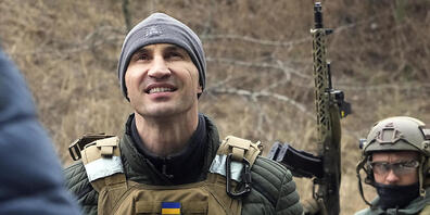 Der frühere Box-Weltmeister Wladimir Klitschko beim Besuch eines militärischen Checkpoints in der ukrainischen Hauptstadt Kiew im März. (Archivbild)