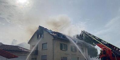 Die Feuerwehr bei den Löscharbeiten am Dachstock des Mehrfamilienhauses.