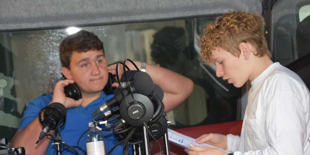 Menschenrechte: Die Walzenhauser Sekundarschule kreierte Plakate dazu. Vor der Live-Sendung: Kurze Besprechung im Team.