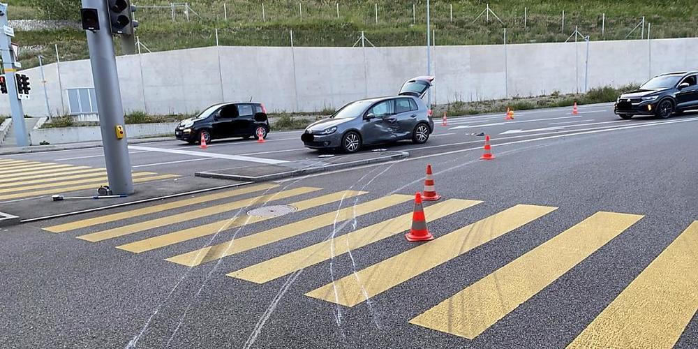 Bei dem Unfall in Heuhausen am Rheinfall wurden vier Insassen eines Autos verletzt.