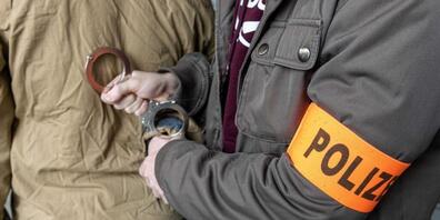 Die Kantonspolizei Zürich hat im Zusammenhang mit zwei Schlägereien in der Nacht auf Sonntag in Winterthur drei Schweizer Männer verhaftet. (Symbolbild)