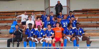 Teamfoto auf der Tribüne in Heslibach.