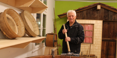 Alfons Ammann, Präsident Museumsverein Oberriet, im Museum Rothus, wo die Ausstellung über die Kuh-Alpen im Aufbau ist.
