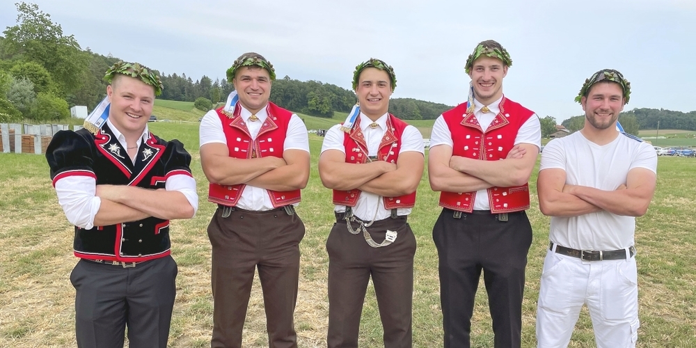 (v.l.) Florian Riget, Marcel Räbsamen, Werner Schlegel, Damian Ott und Adrian Elmer mit dem Zürcher Kranz in Ossingen.