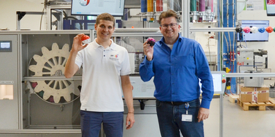 Daniel Kasser, Geschäftsführer WM 2022, und Prof. Dr. Frank Ehrig, Projektleiter WM 2022 an der OST, präsentieren den «Funball».