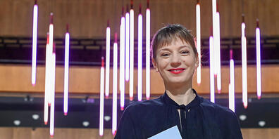 ARCHIV - Yvonne Büdenhölzer, Leiterin des Berliner Theatertreffens, steht nach einer Pressekonferenz auf der Bühne vom Haus der Berliner Festspiele. Foto: Jens Kalaene/dpa