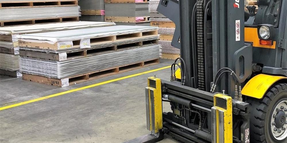 Der Fahrer eines Gabelstaplers übersah bei einem Rückwärtsmanöver einen Arbeiter.