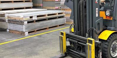 Der Fahrer eines Gabelstaplers übersah bei einem Rückwärtsmanöver einen Arbeiter.