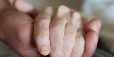 Eine Mehrheitd es Zürcher Kantonsrats will, dass alle Alters- und Pflegeheime im Kanton Zürich Sterbehilfe zulassen müssen. (Symbolbild)