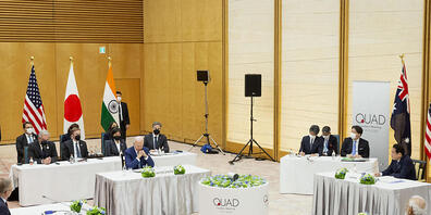 Joe Biden (vorne, 2.v.l), Präsident der USA, spricht neben Anthony Albanese (vorne, l), Premierminister von Australien, Narendra Modi (2.v.r), Premierminister von Indien, und Fumio Kishida (3.v.r), Ministerpräsident von Japan, bei einem Gipfeltref...