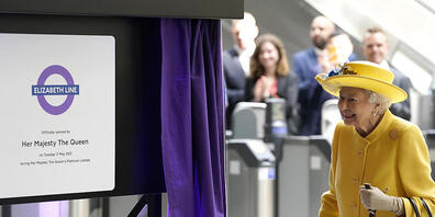 ARCHIV - Die britische Königin Elizabeth II. enthüllt im Bahnhof Paddington eine Gedenktafel zur offiziellen Eröffnung der Elizabeth-Line. Foto: Andrew Matthews/PA Wire/dpa