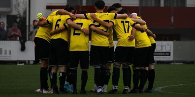 Gemeinsam zum Erfolg: Die erste Mannschaft des FC Flums steigt mit 15 Siegen und nur einer Niederlage in die dritte Liga auf.