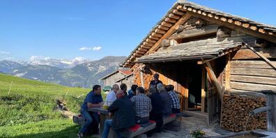 Gemütlicher Ausklang in einem Maiensäss auf rund 1'800 Meter über Meer.